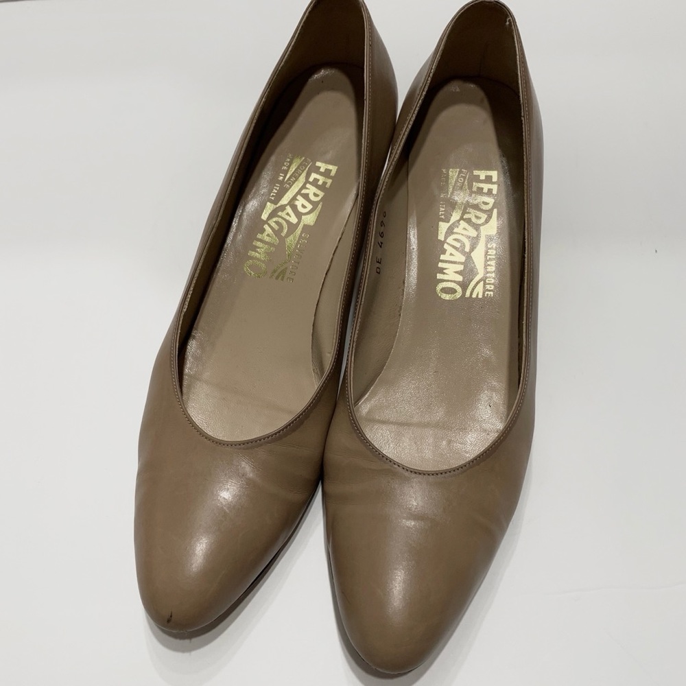 VINTAGE SALVATORE FERRAGAMO NUDE CLASSIC PUMPS